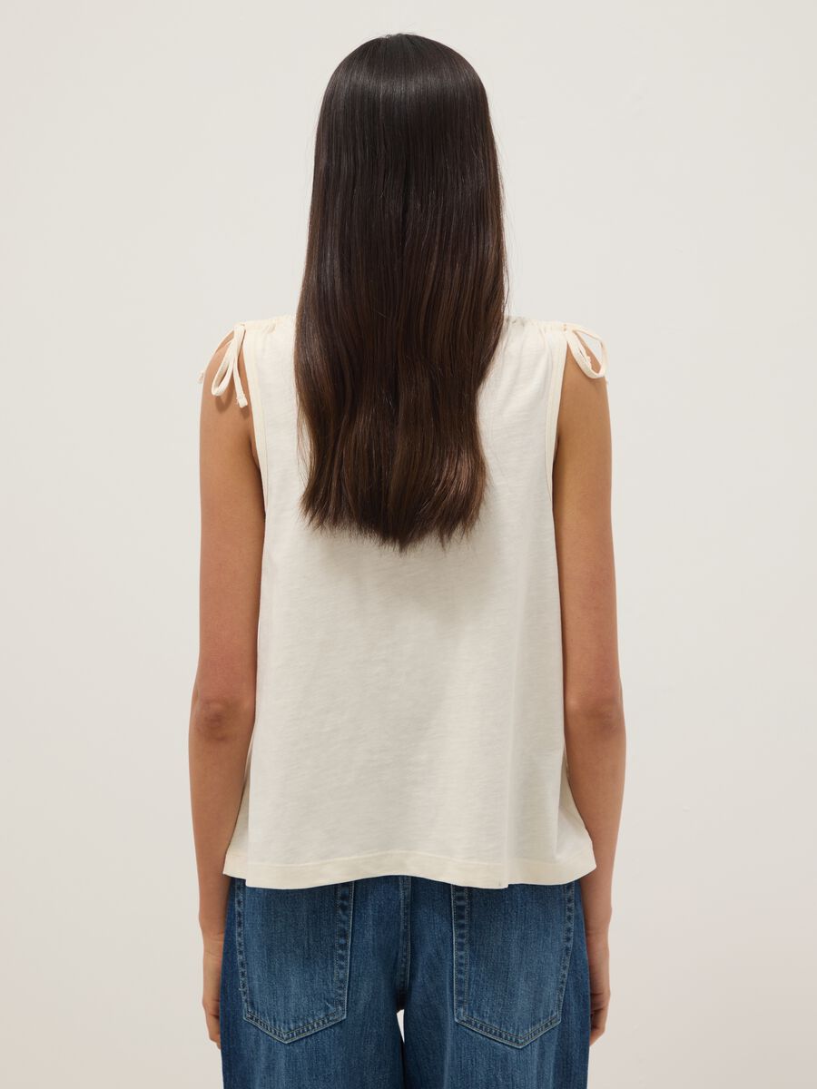 Top beige in puro cotone con laccetti sulle spalle_4