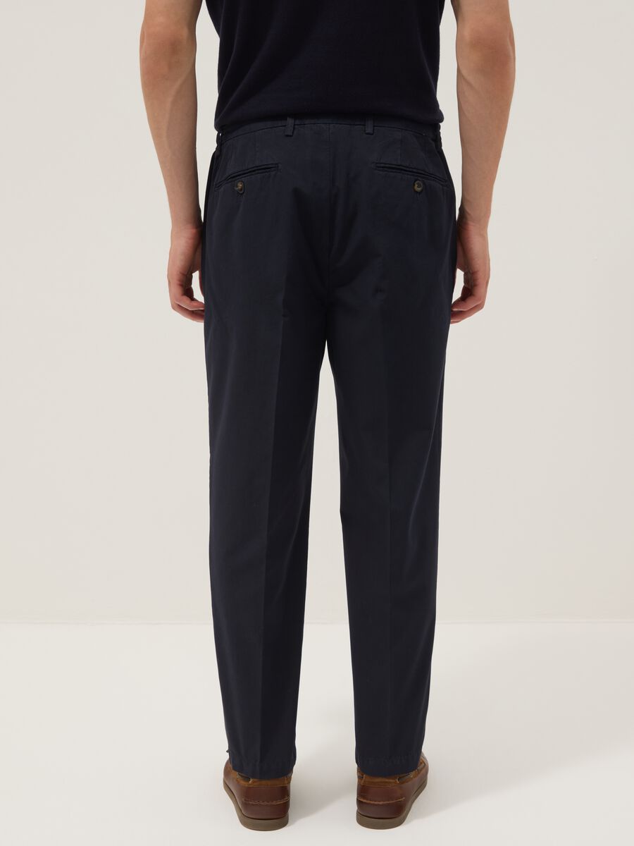 Pantaloni chino blu in puro cotone carrot fit_3