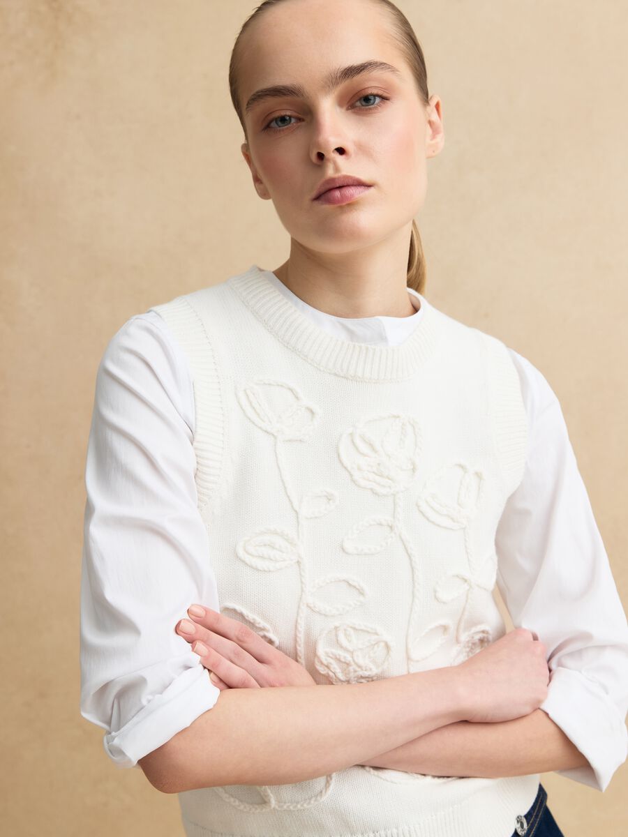 Regular fit pure white cotton gilet with floral design_0