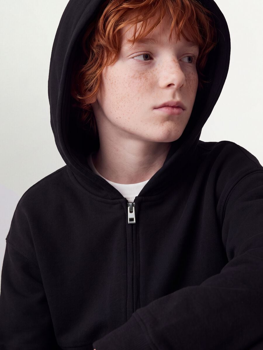 Black organic cotton fleece hoodie with zip, relaxed fit_2