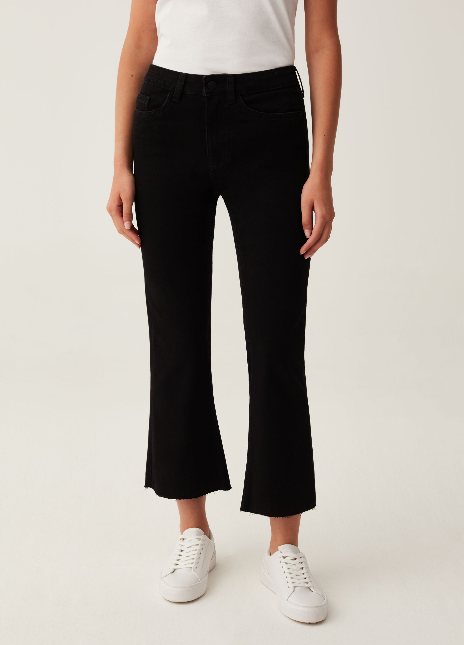 Jeans cropped flare fit con orlo a vivo_1