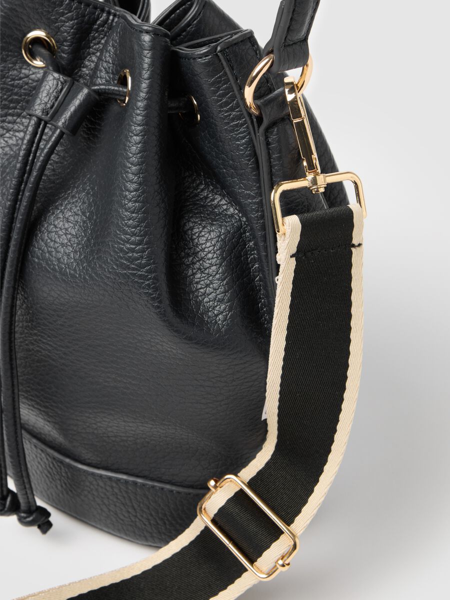 Women's multicolour shoulder bag with gold accents_2