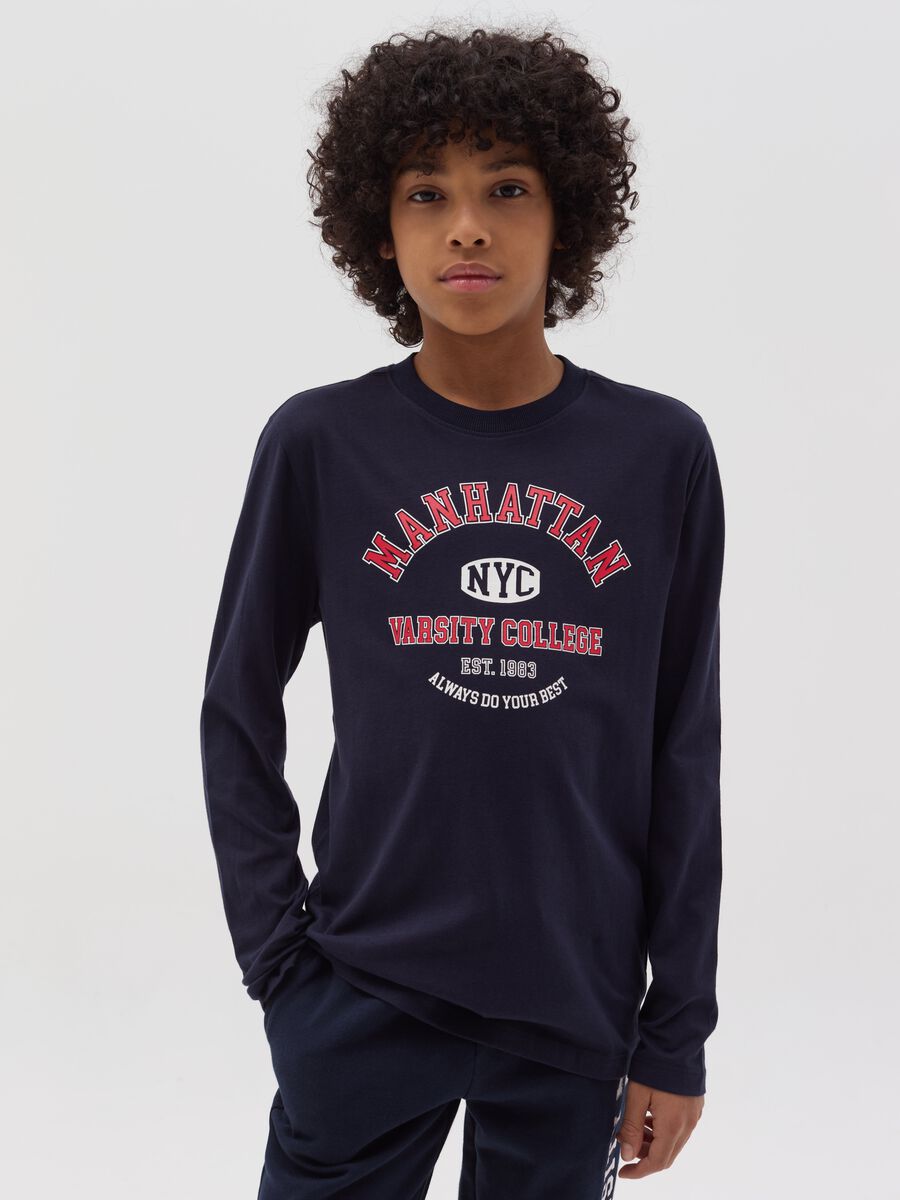 T-shirt a maniche lunghe con stampa college_0