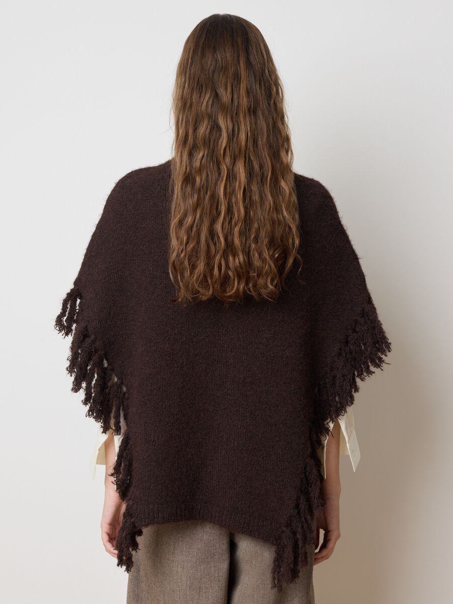 Poncho con frange marrone_4
