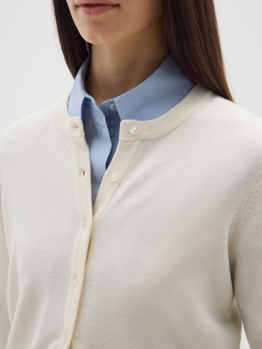 Cardigan bianco regular fit con bottoni_3