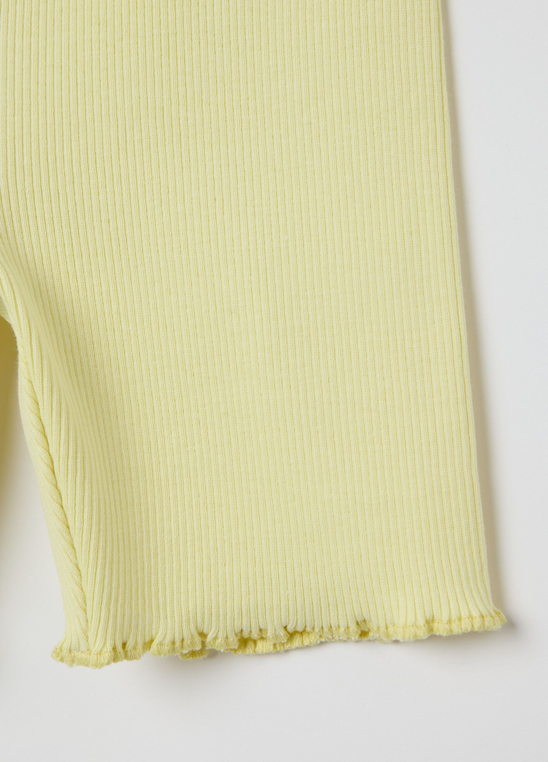 Ribbed yellow shorts with wavy hem