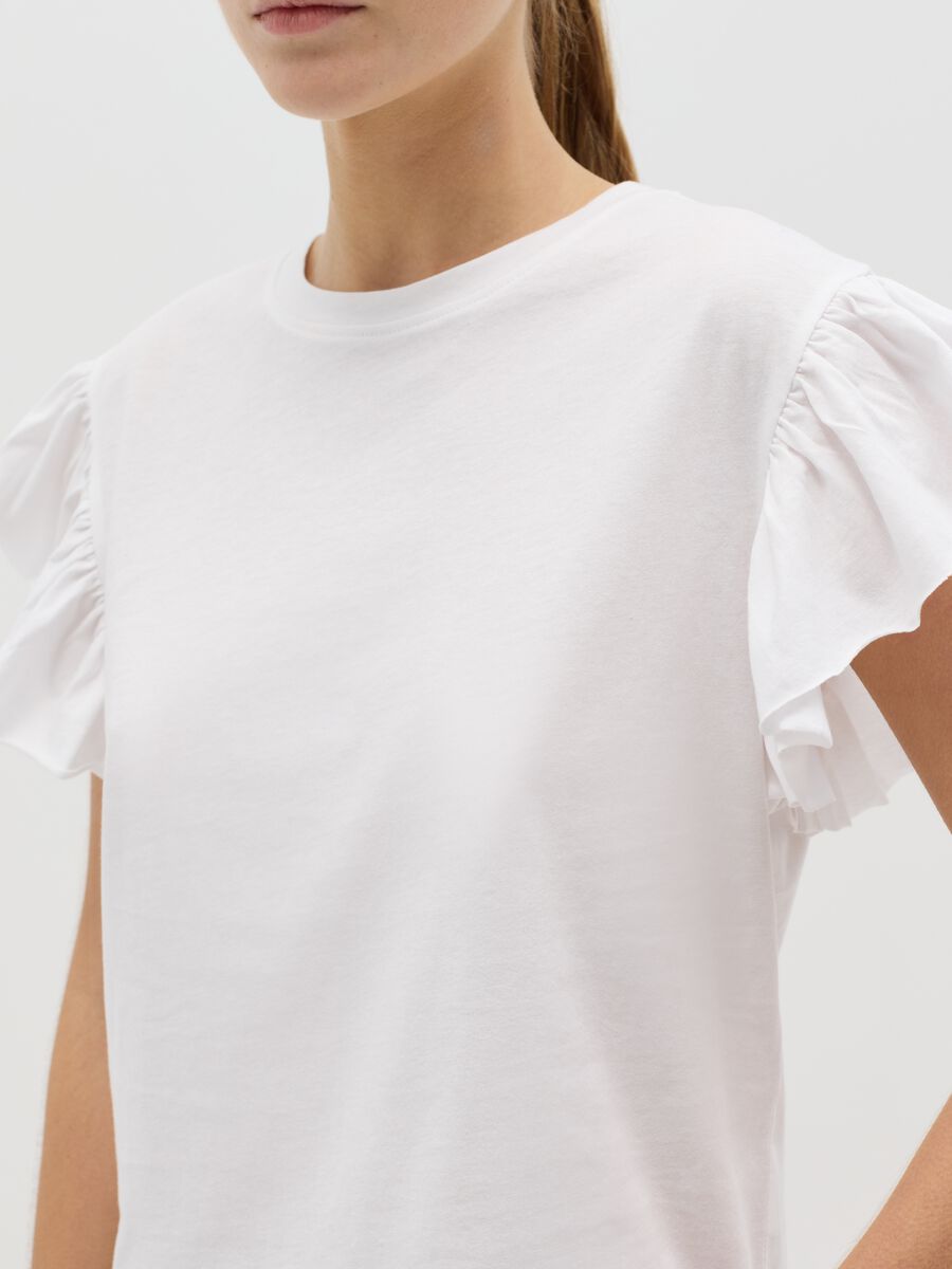 White T-shirt with short sleeves and flounce_2