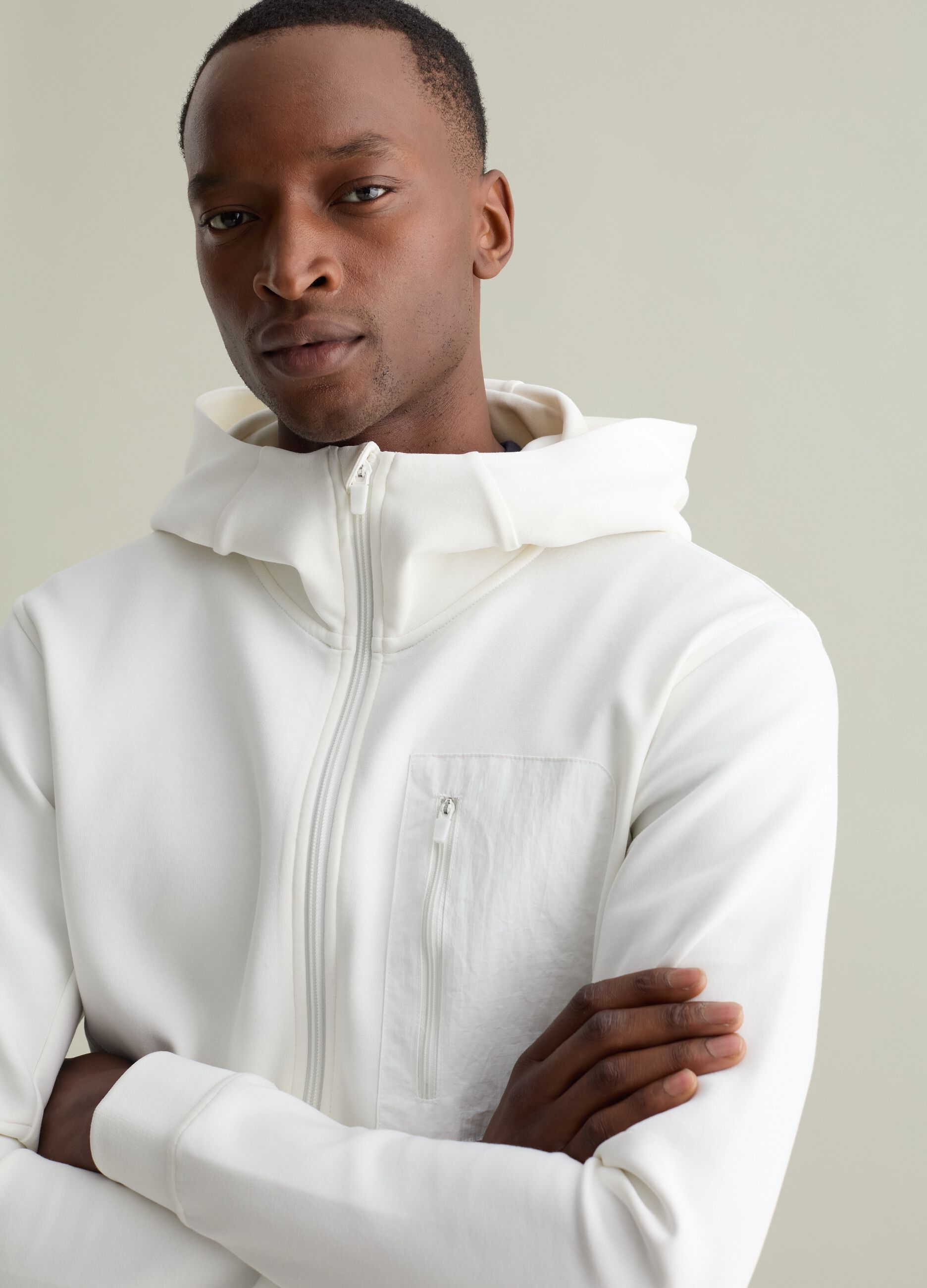 Full-zip in tessuto tecnico con cappuccio