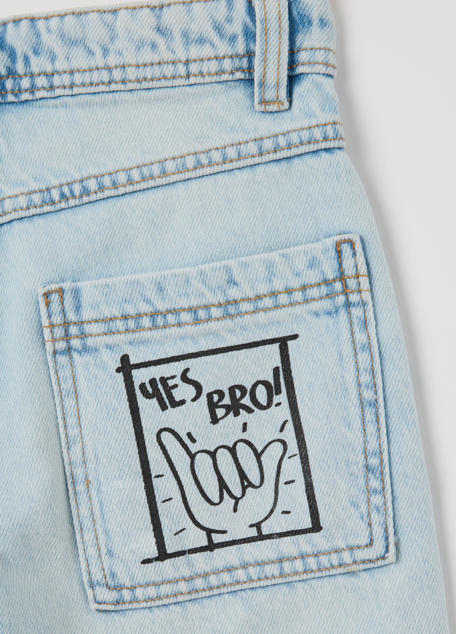 Light denim Bermuda shorts with five pockets and print