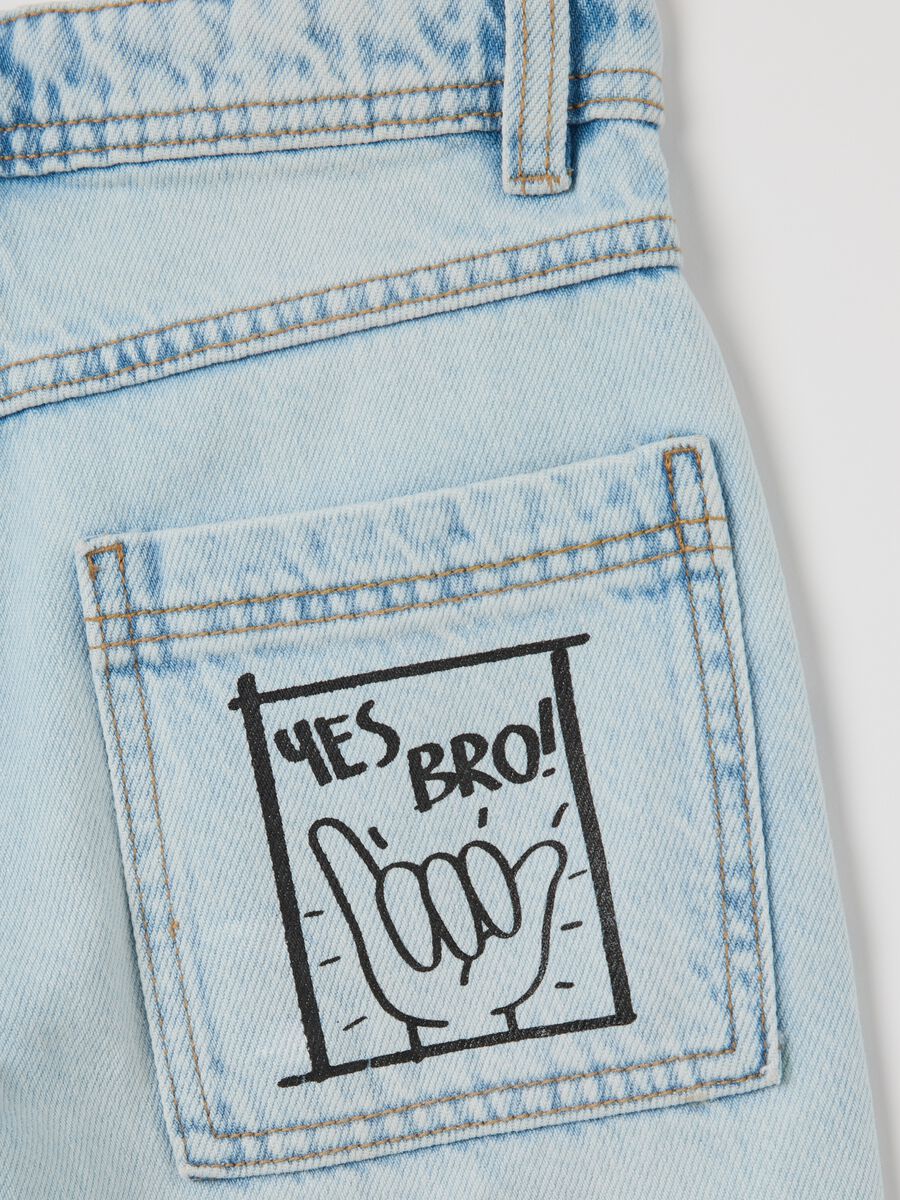 Light denim Bermuda shorts with five pockets and print_3