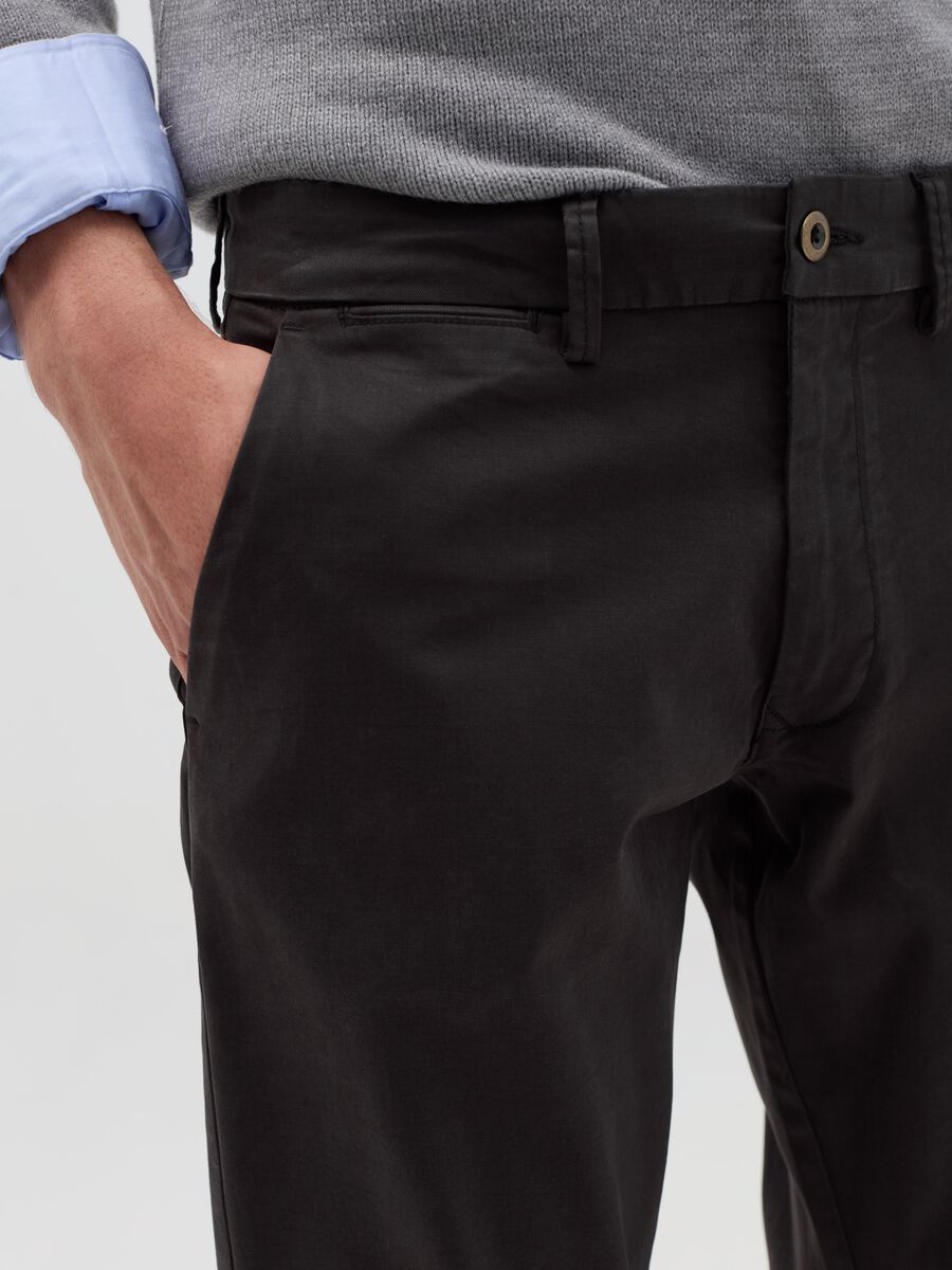 Regular-fit chino trousers in stretch cotton_2