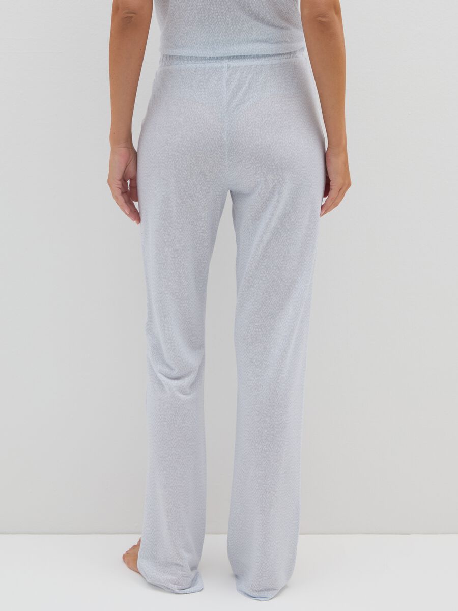 Pantaloni pigiama in pura viscosa con fantasia bianca e azzurra_2