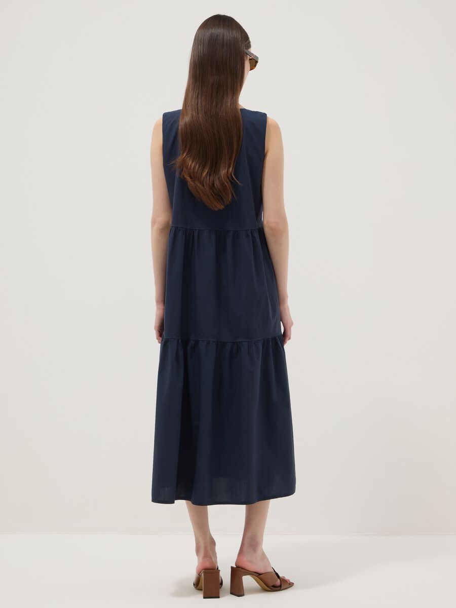 Blue sleeveless pure cotton dress with tiered skirt, regular fit_3