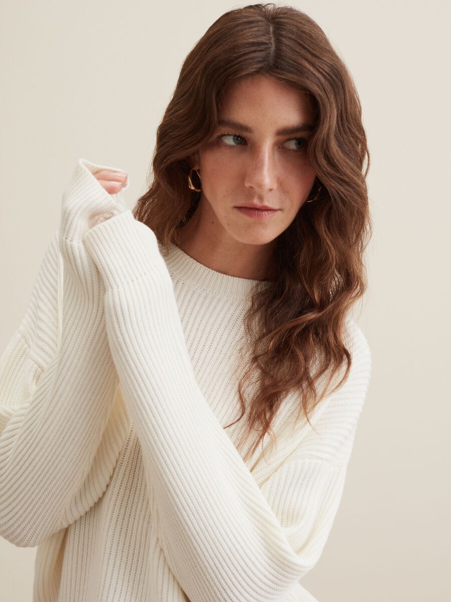 Pullover oversize con lavorazione a coste_3