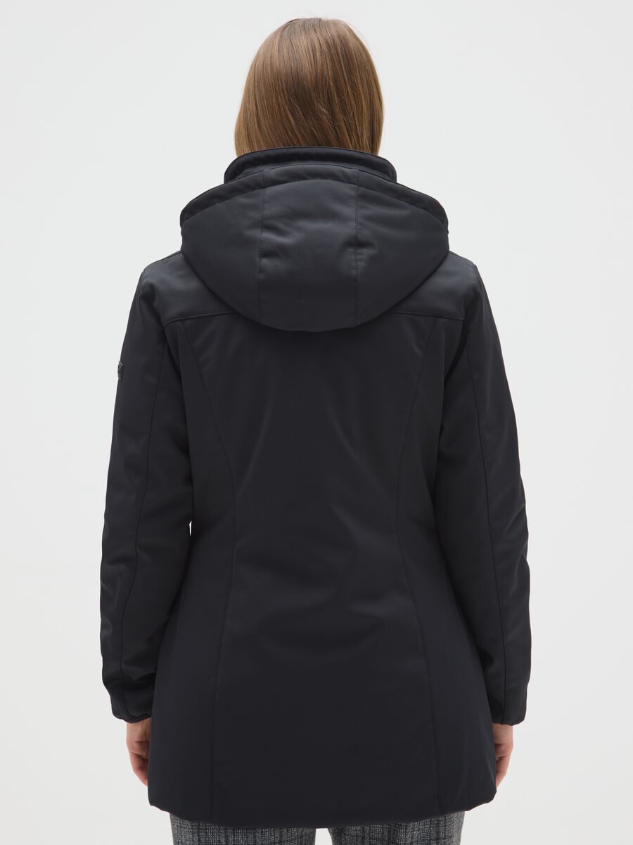 Giacca imbottita nera regular fit con zip e cappuccio_2