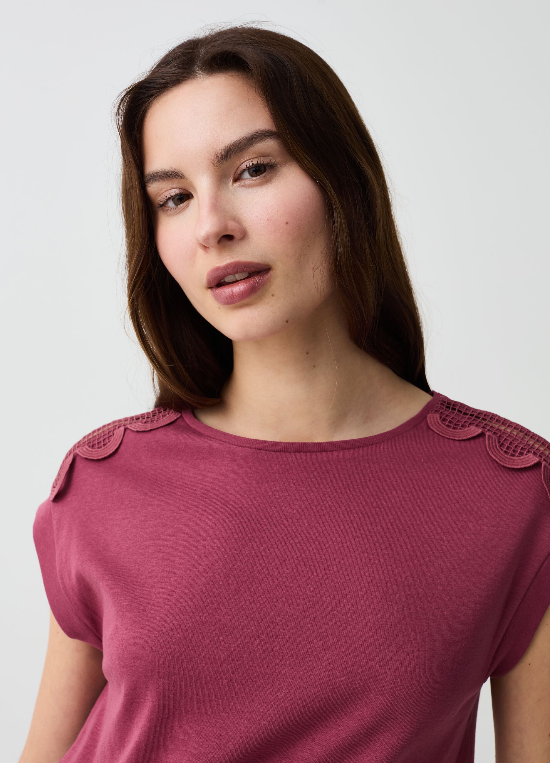 Sleeveless T-shirt with crochet application