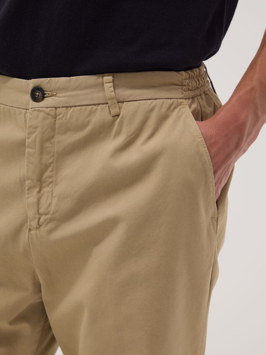 Pantaloni chino beige in puro cotone carrot fit_3