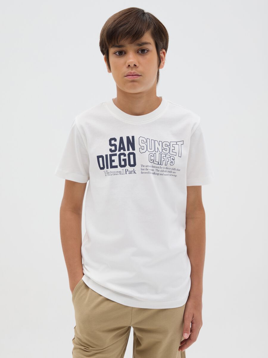 T-shirt bianca in cotone bio con stampa lettering_0