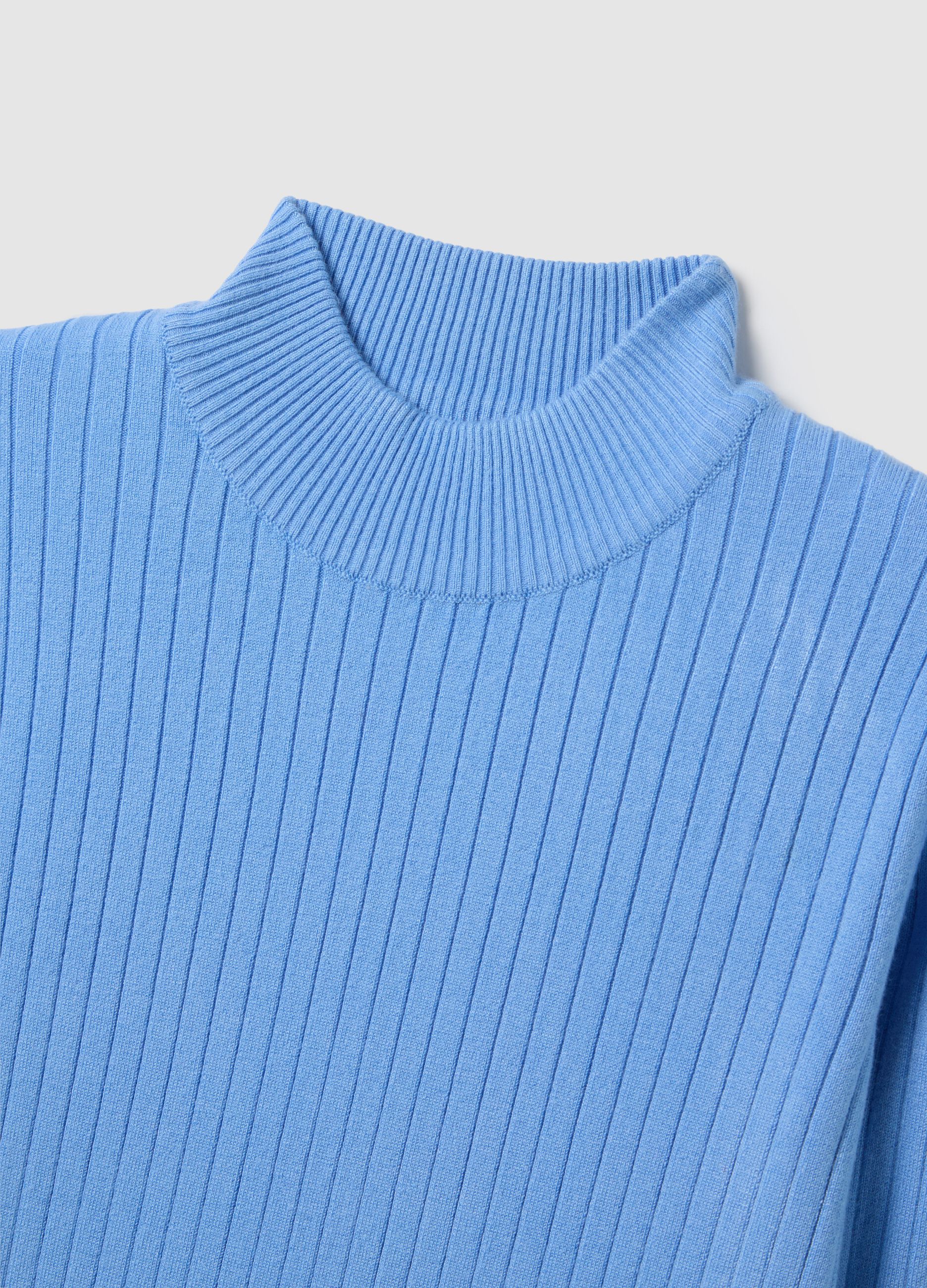 Maglione a collo alto azzurro in maglia a coste
