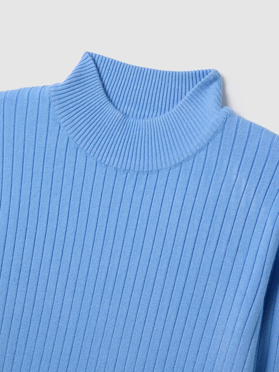 Maglione a collo alto azzurro in maglia a coste_5