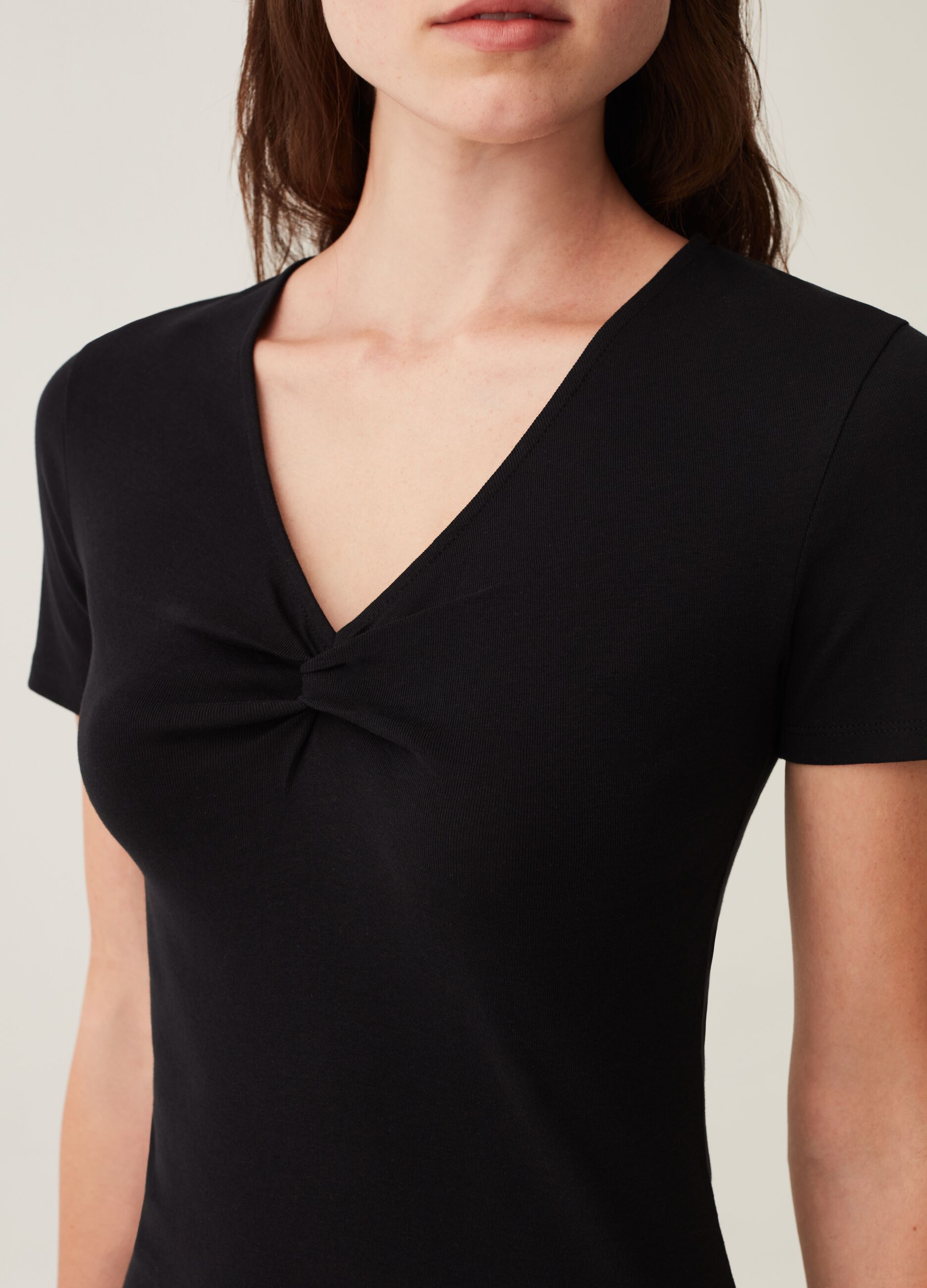 T-shirt con scollo a V e nodo_3