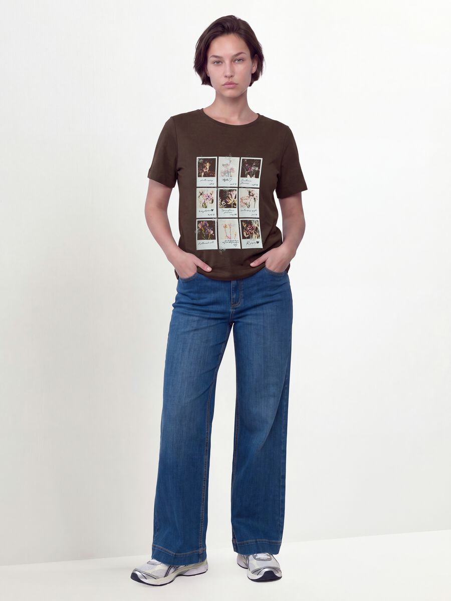 T-shirt marrone in puro cotone con stampa floreale regular fit_1
