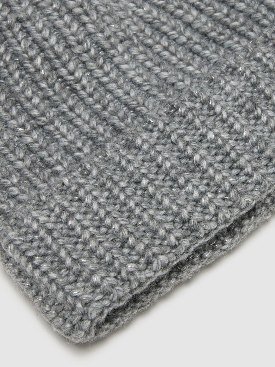 Grey hat with pompom in jersey knit_1