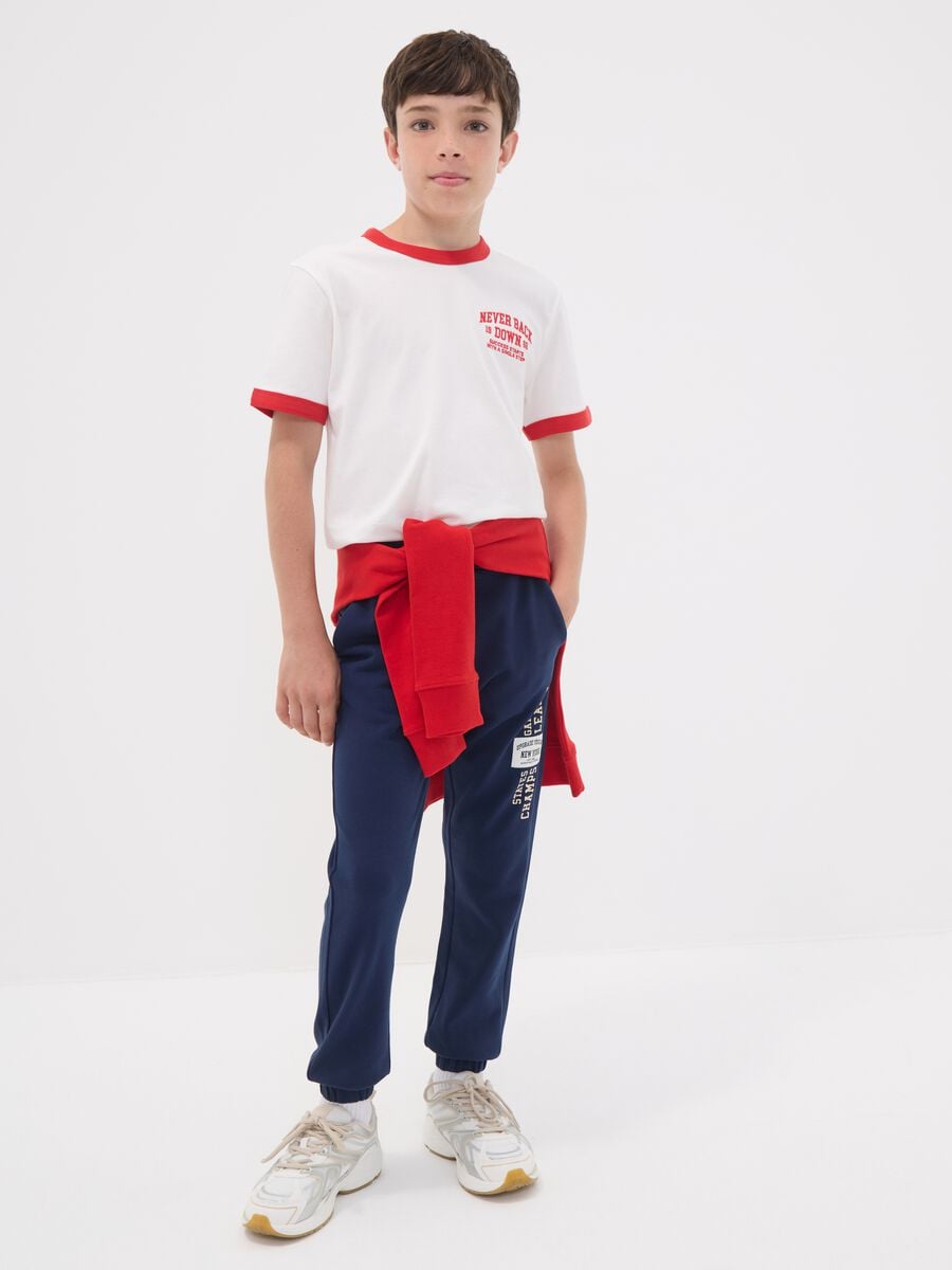 Pantaloni jogger blu in puro cotone con stampa per ragazzo_0