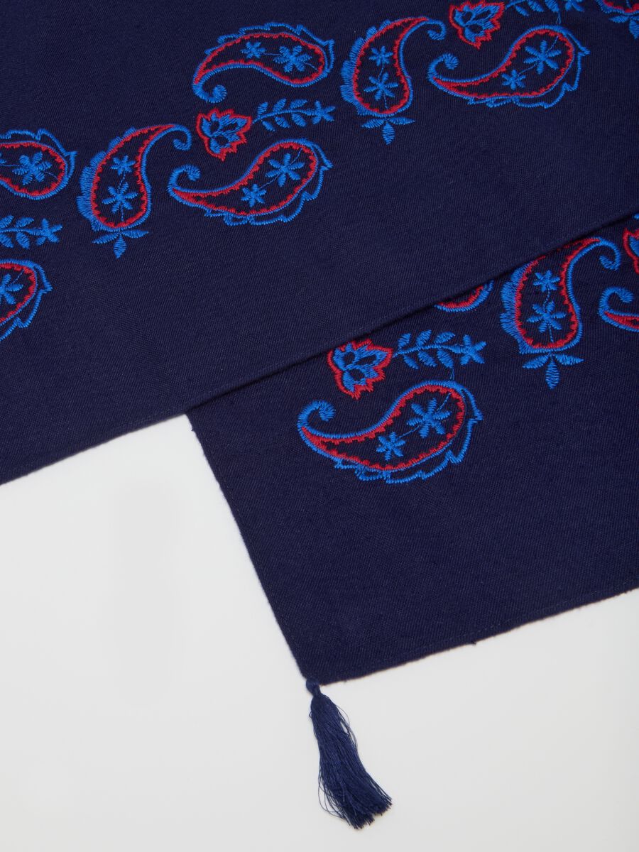 Blue scarf with paisley embroidery_2