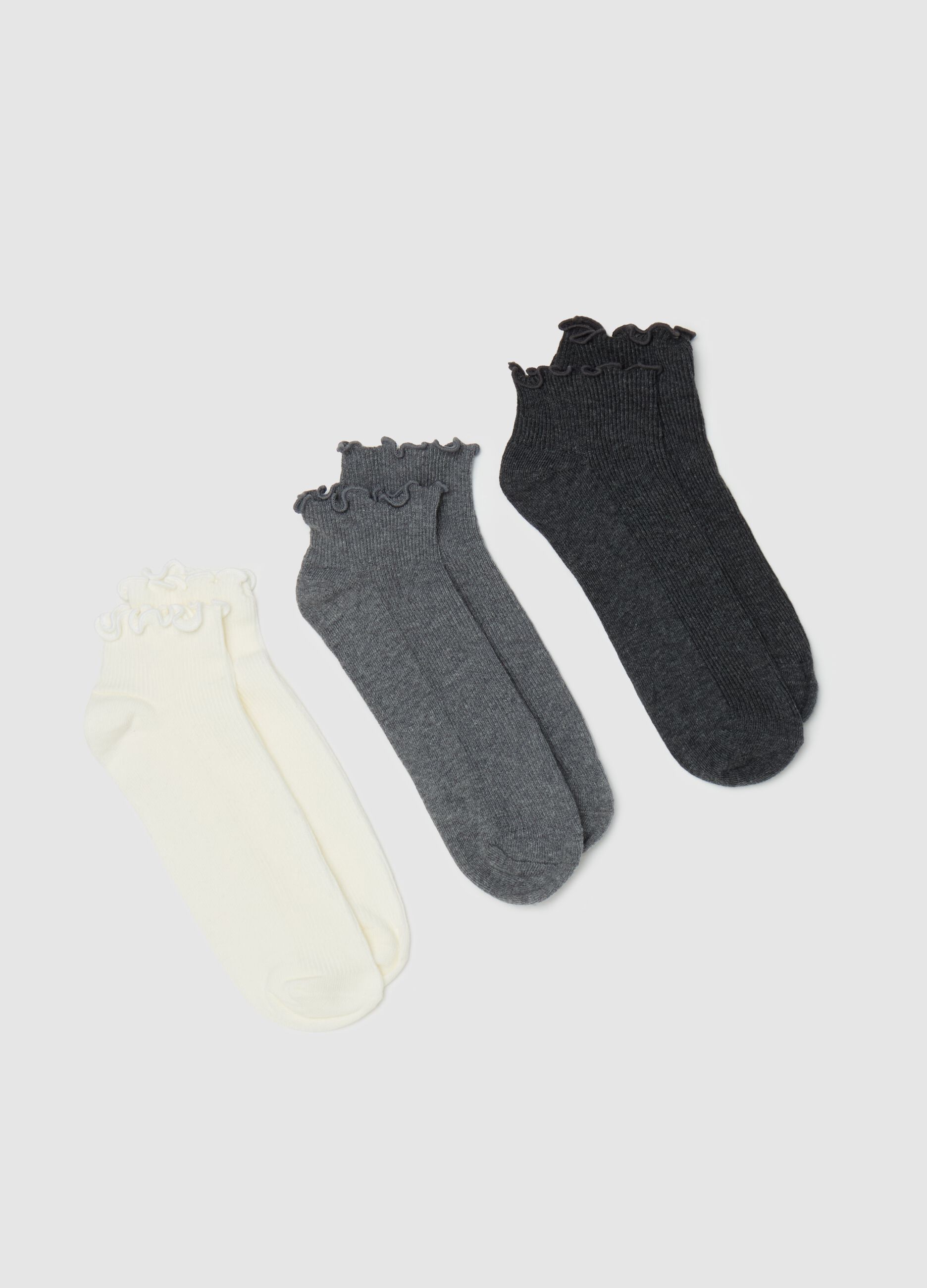 Three-pair pack sneaker liners with wavy edging