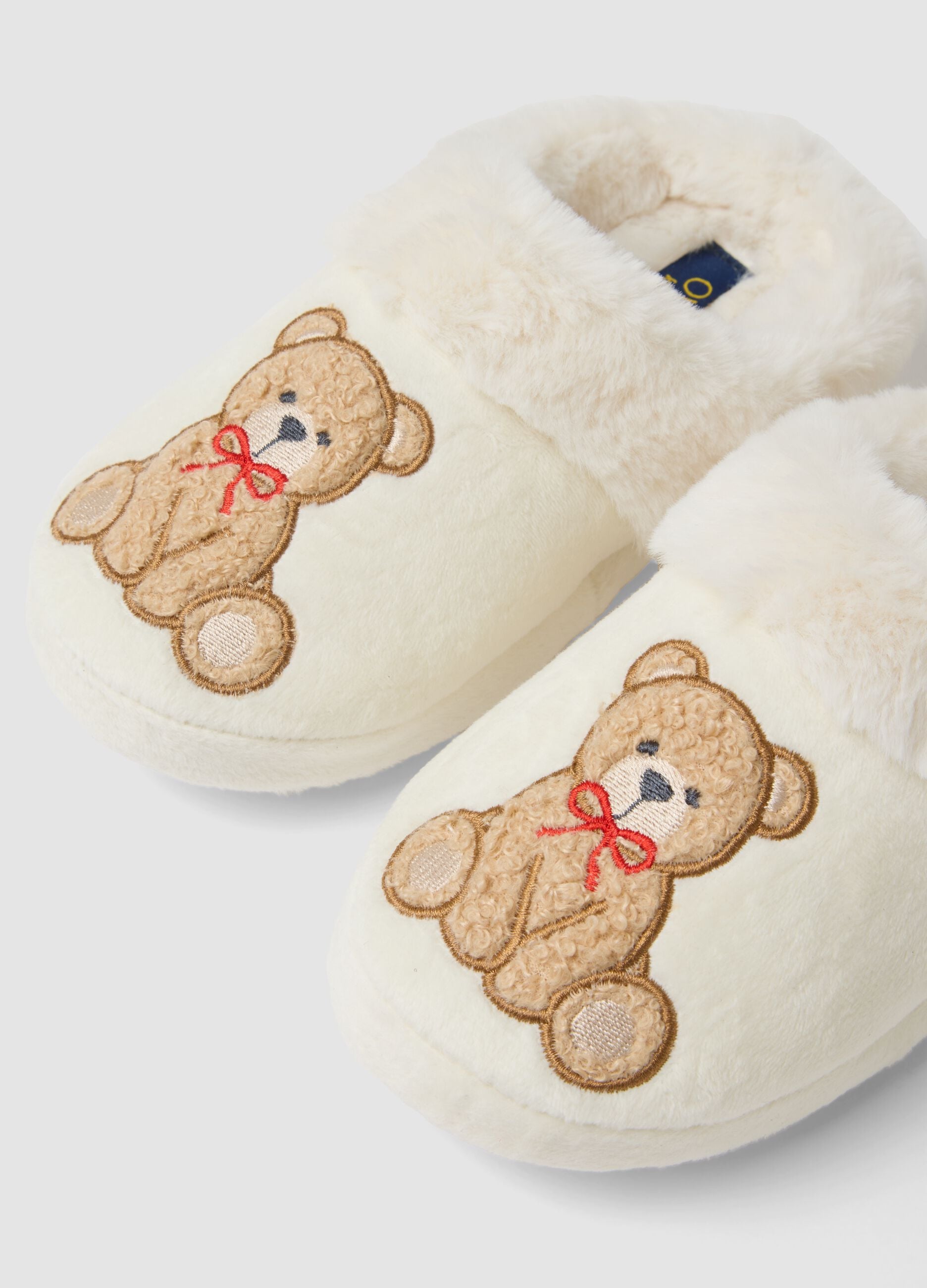 White slippers with embroidered teddy bear for girls