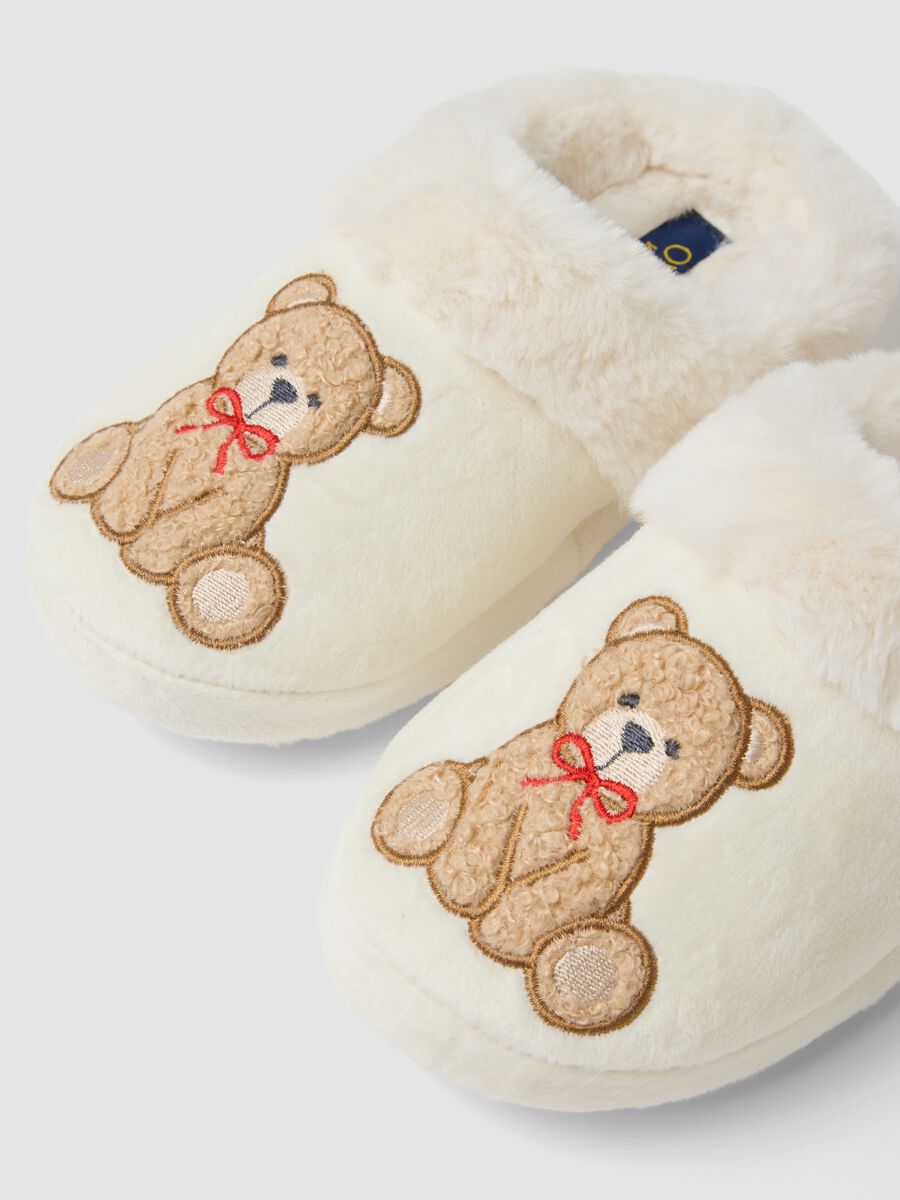 White slippers with embroidered teddy bear for girls_1