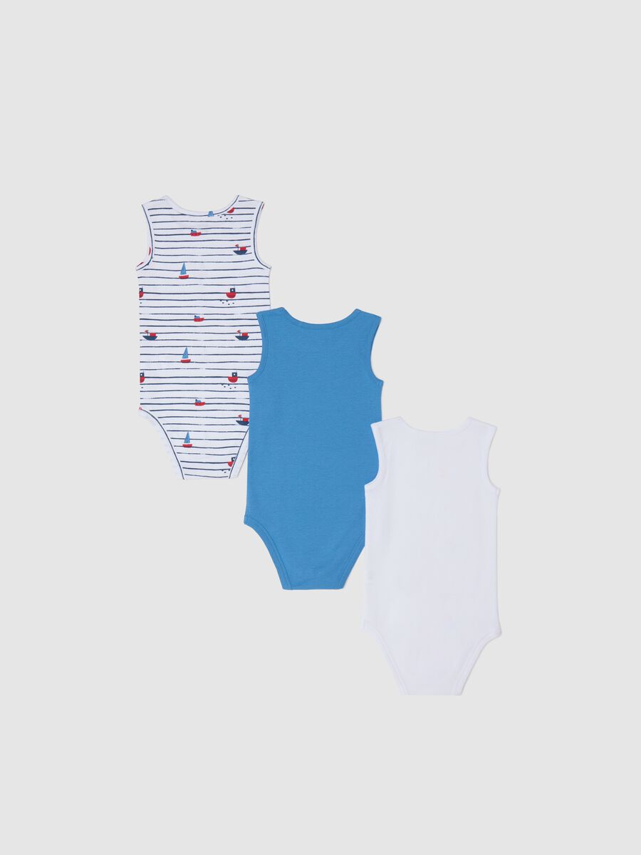 Three-pack white and light blue bodysuits in organic cotton with print_1