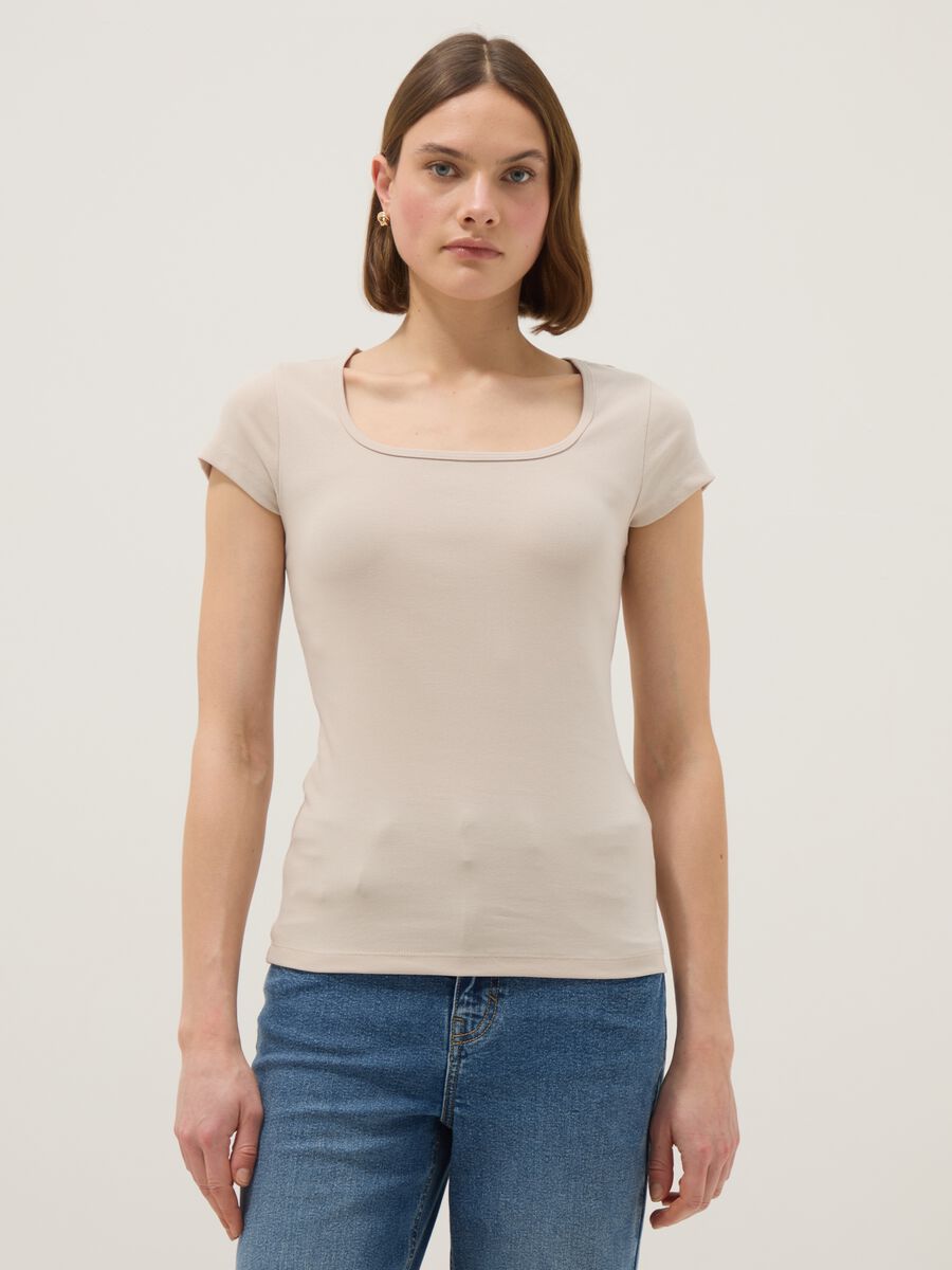 T-shirt fitted in cotone elasticizzato beige con scollo quadrato_1