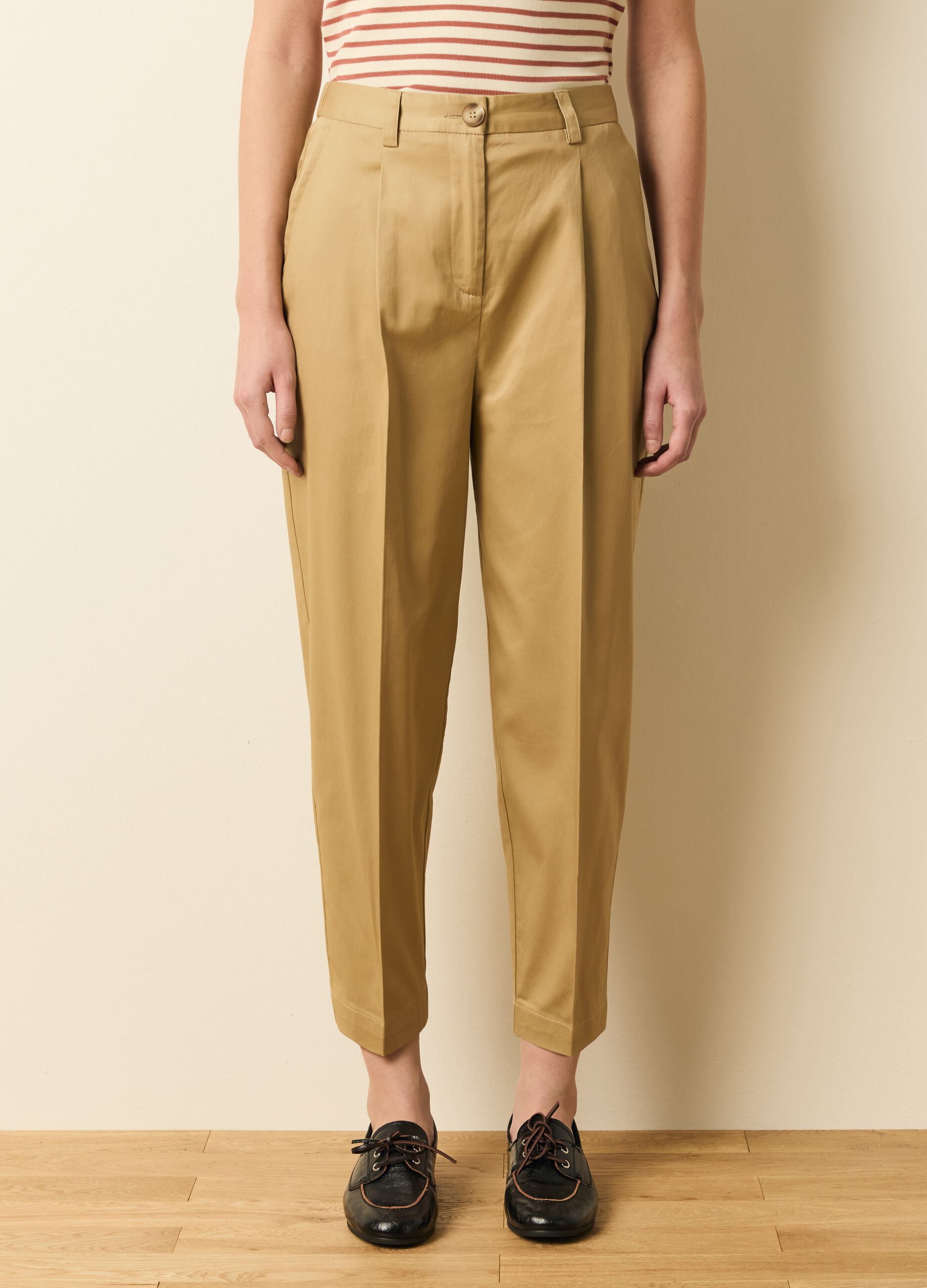 Pantalone chino cropped con pinces