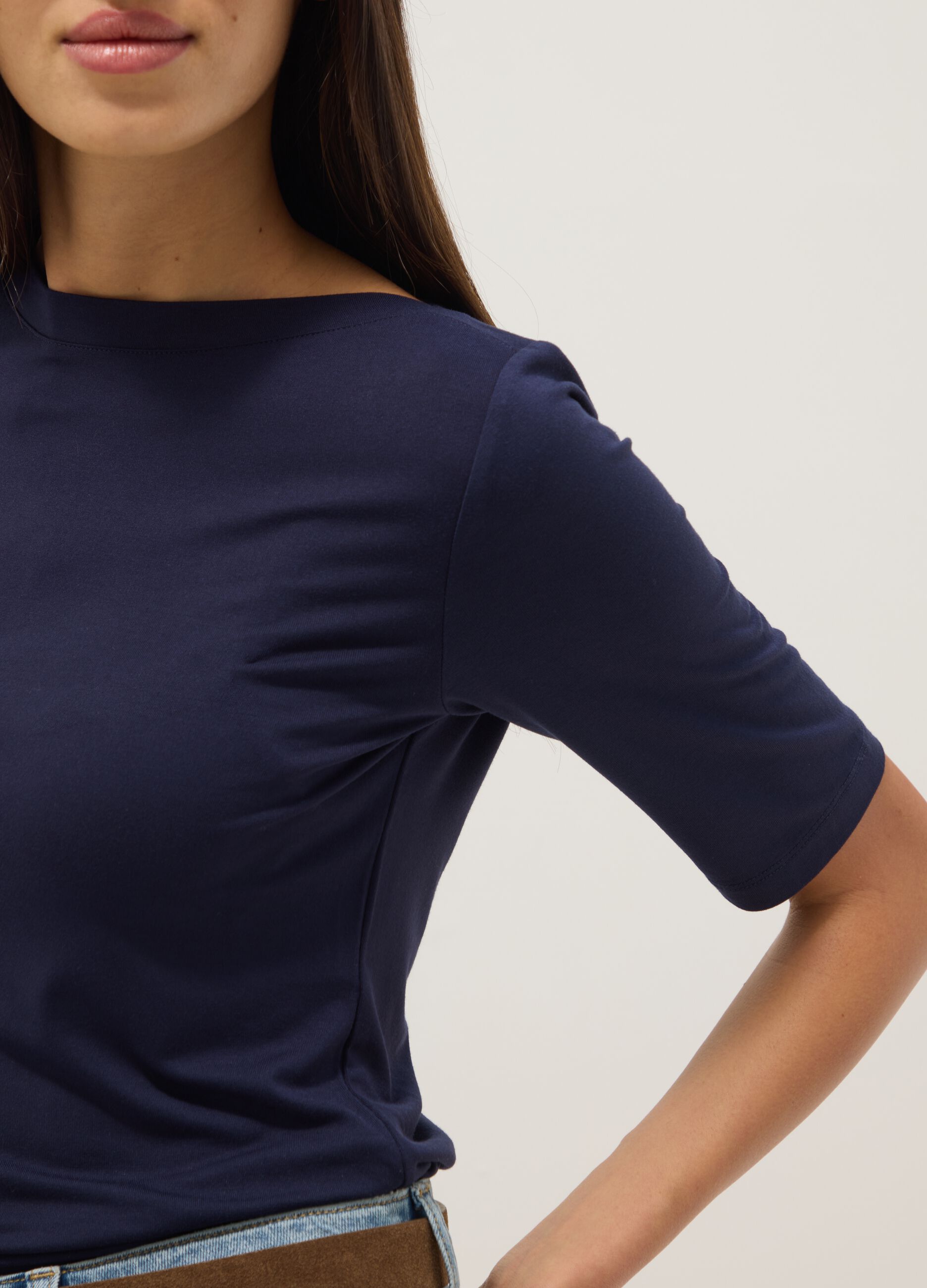 T-shirt in viscosa elasticizzata blu regular fit con scollo a barca