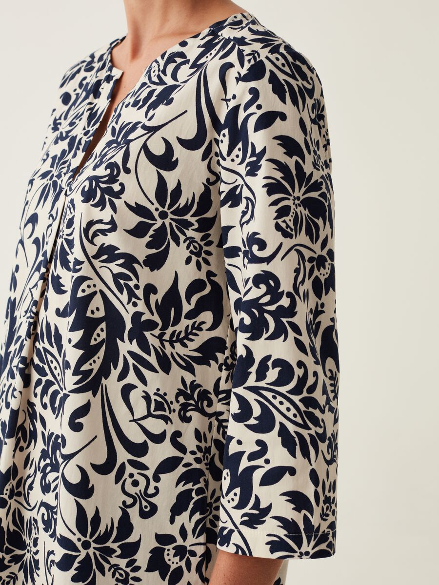 Blusa floreale con maniche a tre quarti_3