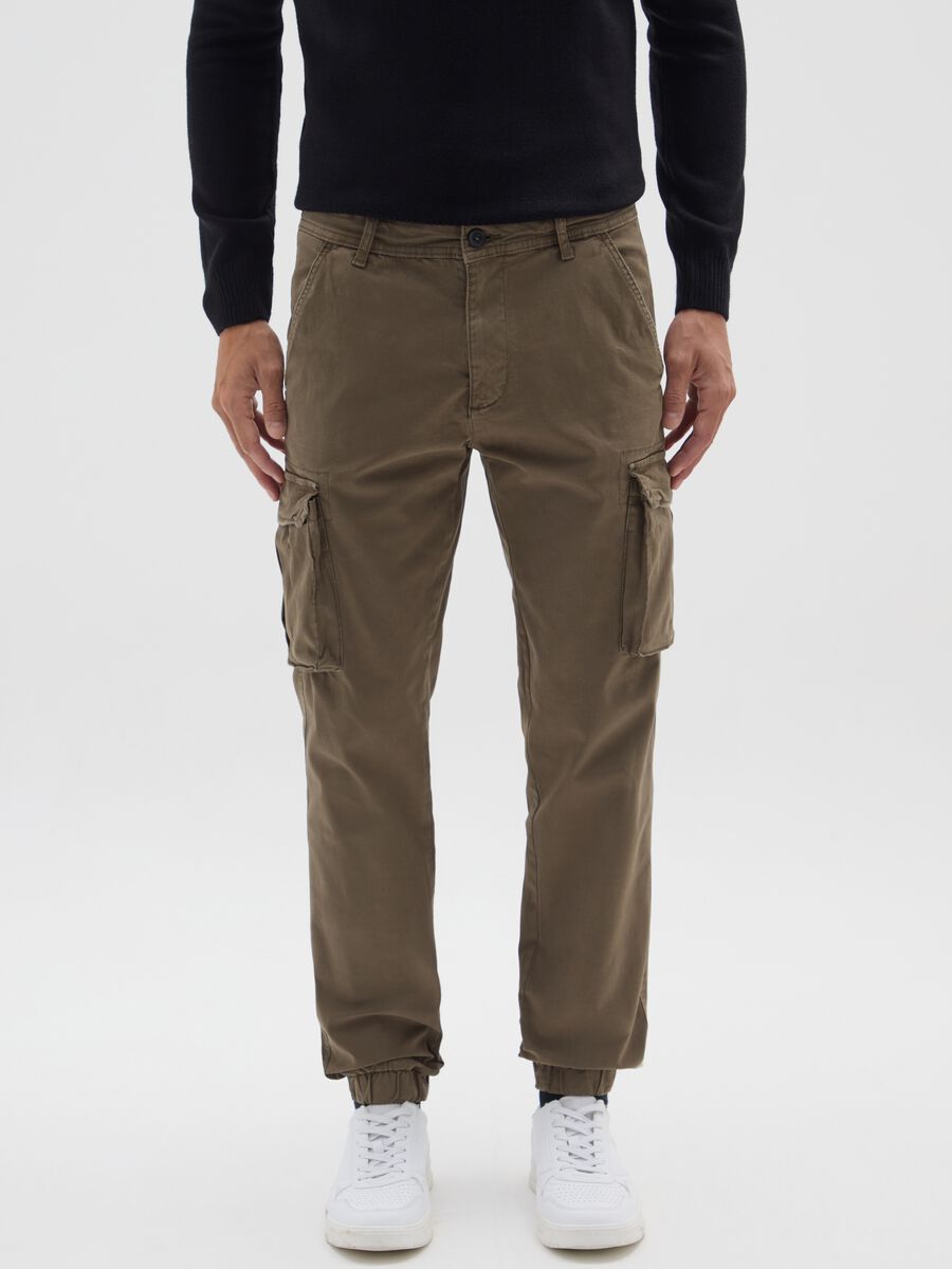 Pantaloni in cotone elasticizzato marroni slim fit_1