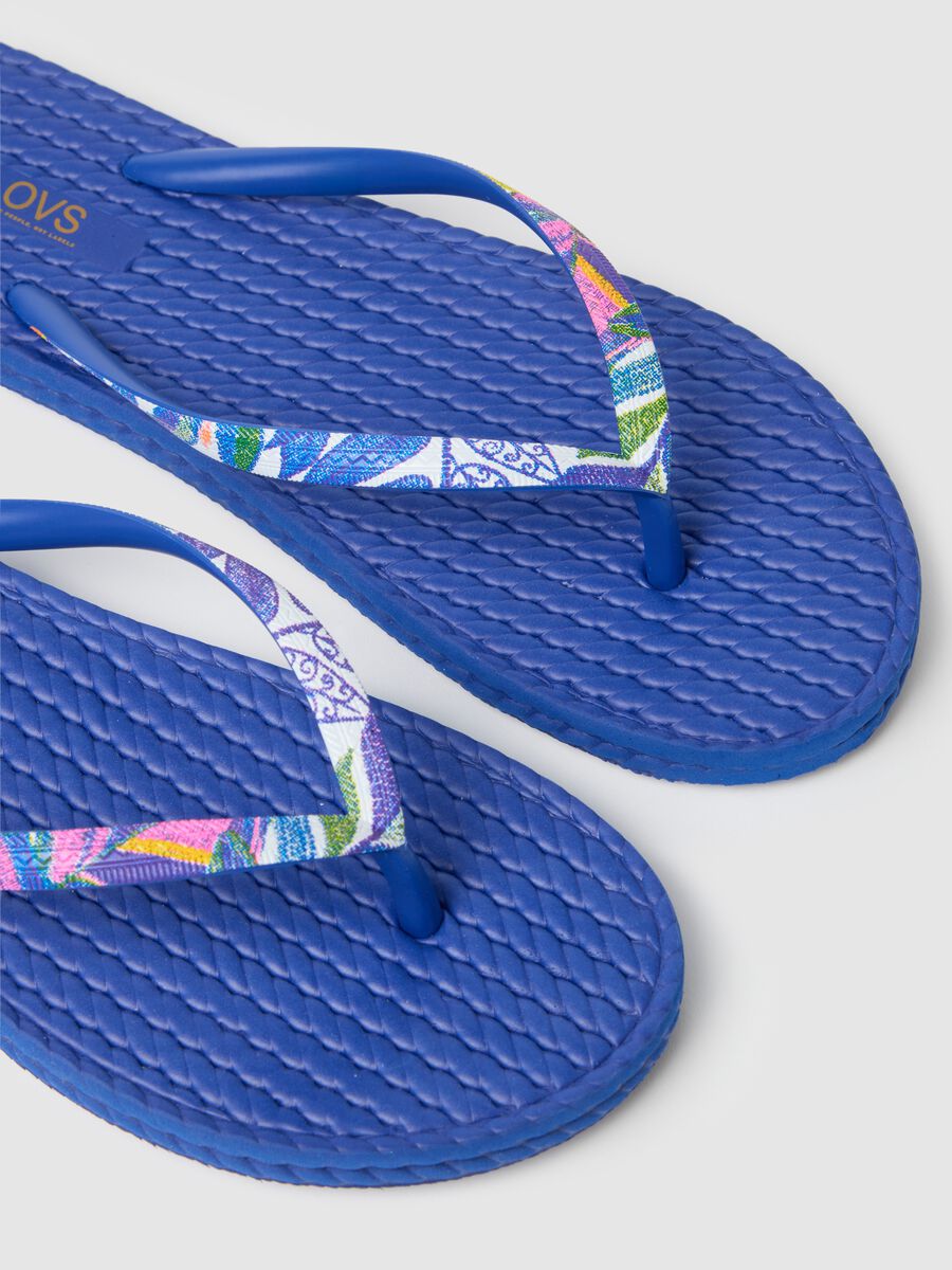 Women's flip-flops in blue with patterned straps_1
