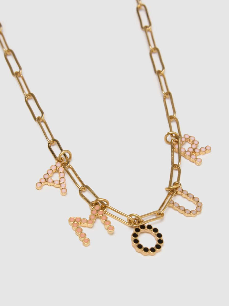 Collana color oro con ciondoli a lettera e cristallo nero_2