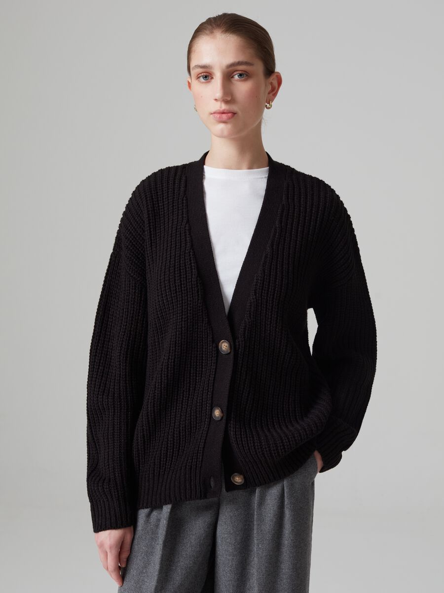 Cardigan a coste inglesi con scollo a V_1