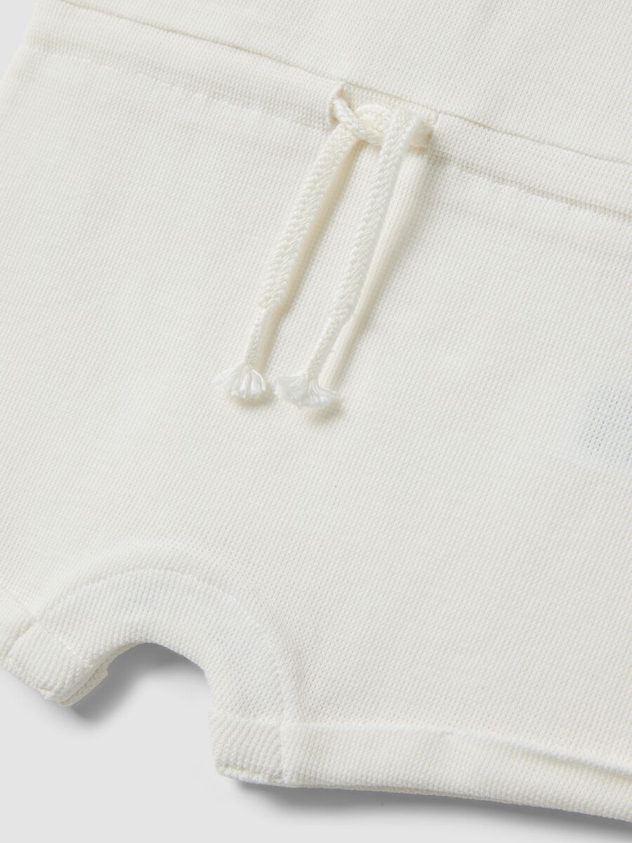 Tutina in puro cotone bianca da neonato con maniche corte e ricamo_2