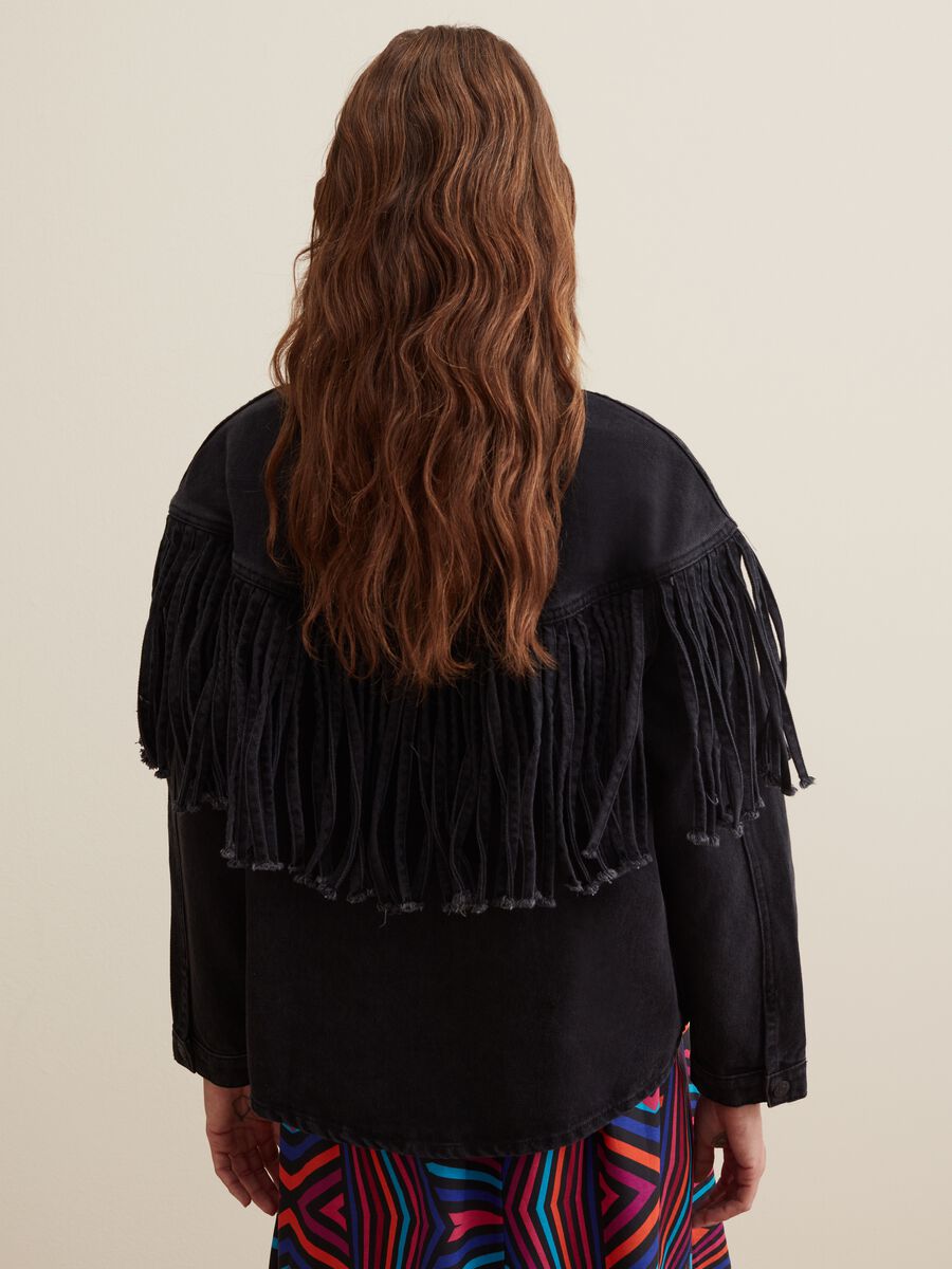 Giacca corta in denim con frange_2