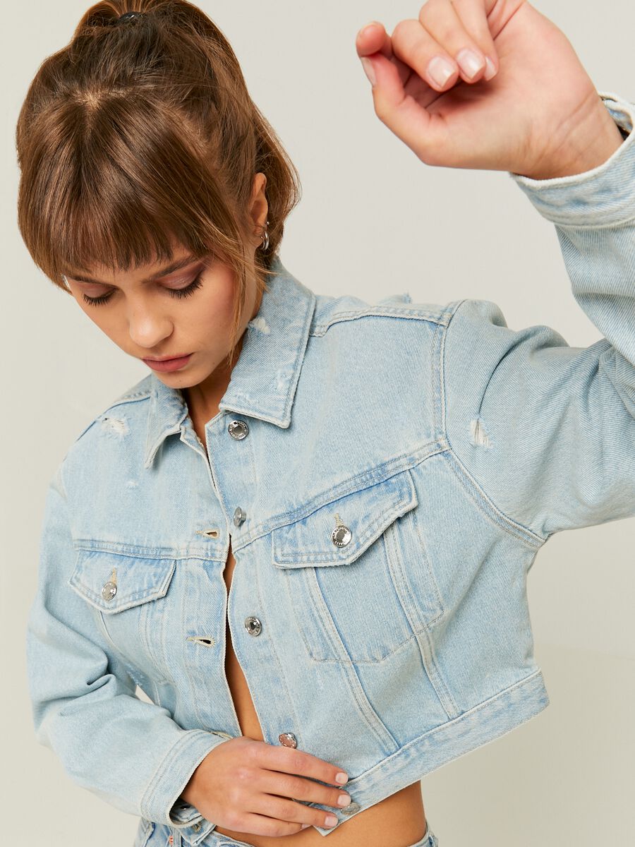 Crop jacket in acid wash denim_0