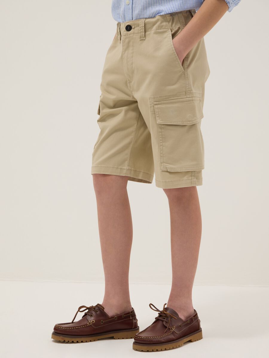 Shorts cargo in cotone elasticizzato beige da ragazzo regular fit_2