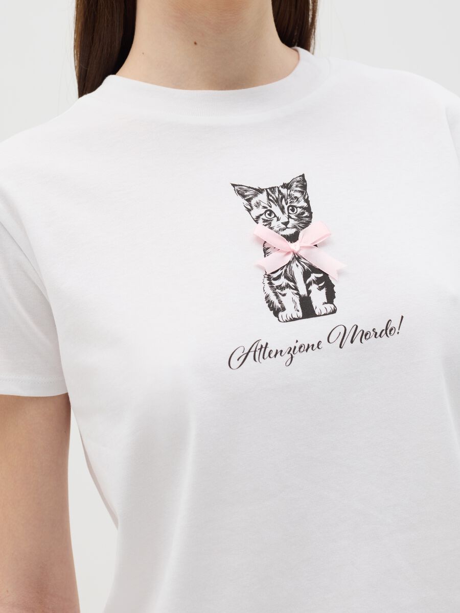 White T-shirt in cotton with "Attenzione mordo!" kitten print_2