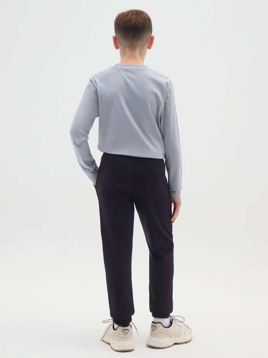 Jogger neri da ragazzo in puro cotone regular fit con scritta_1