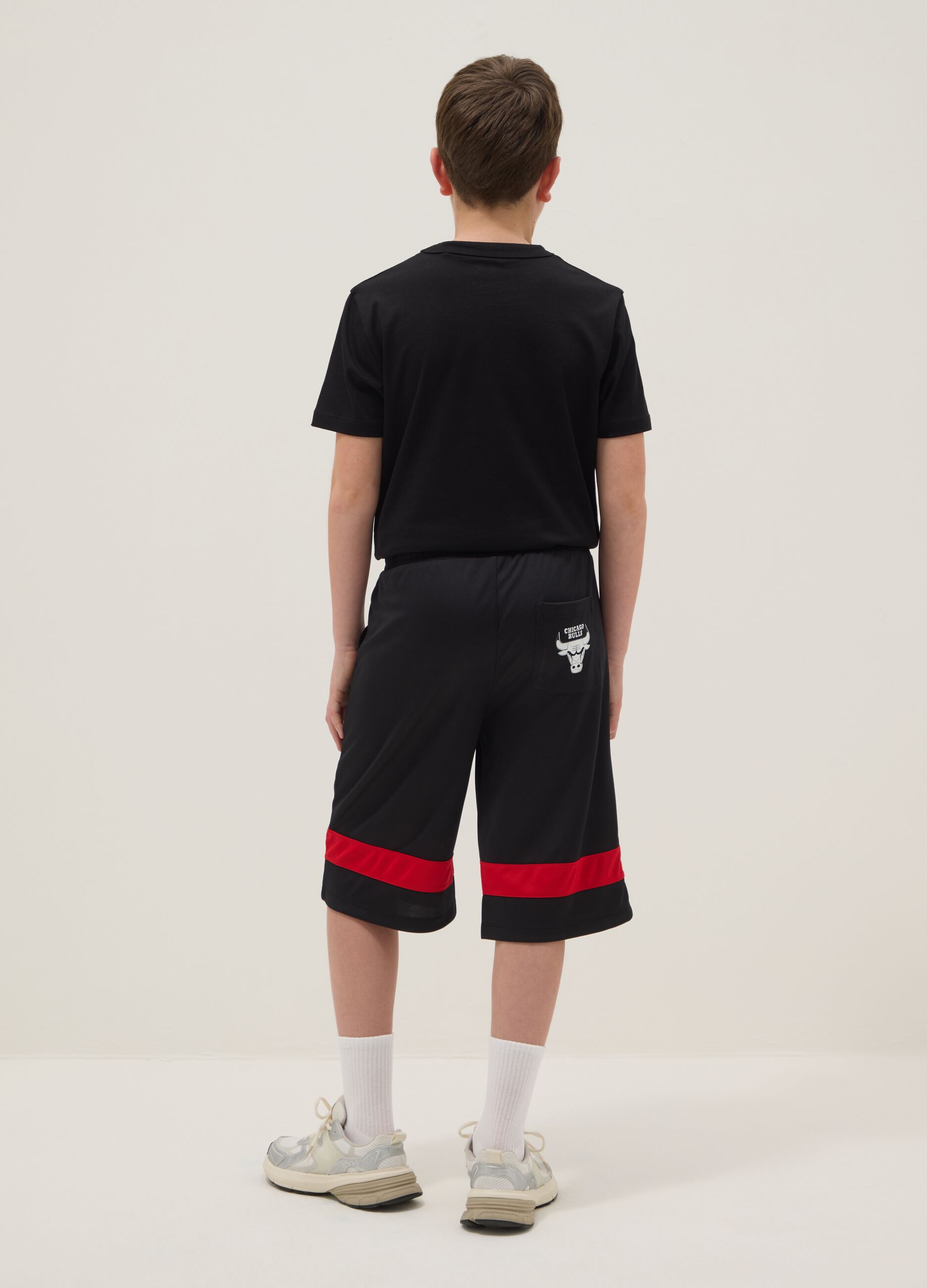 Kids' black and red regular fit shorts with Chicago Bulls logo
