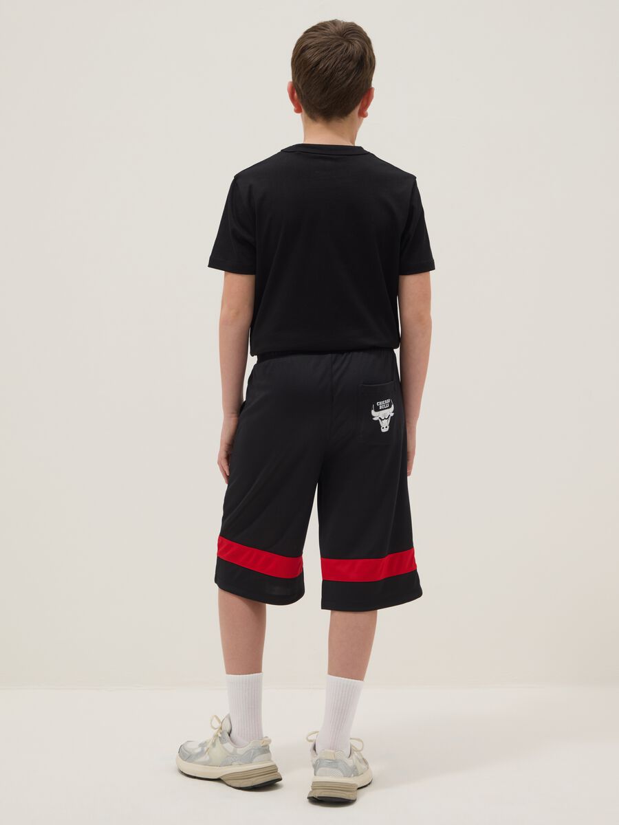 Kids' black and red regular fit shorts with Chicago Bulls logo_1