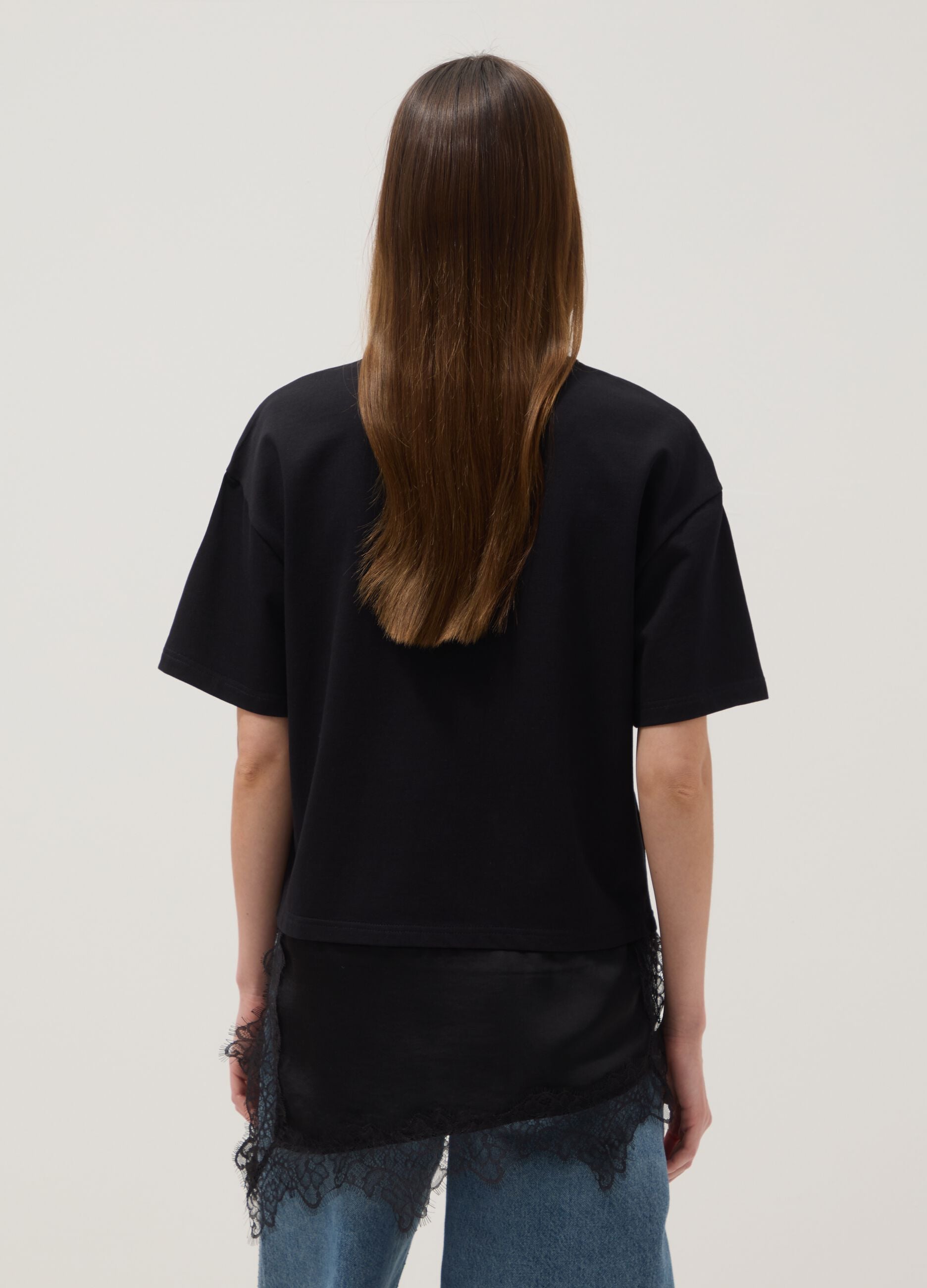T-shirt nera in puro cotone con inserto in pizzo relaxed fit